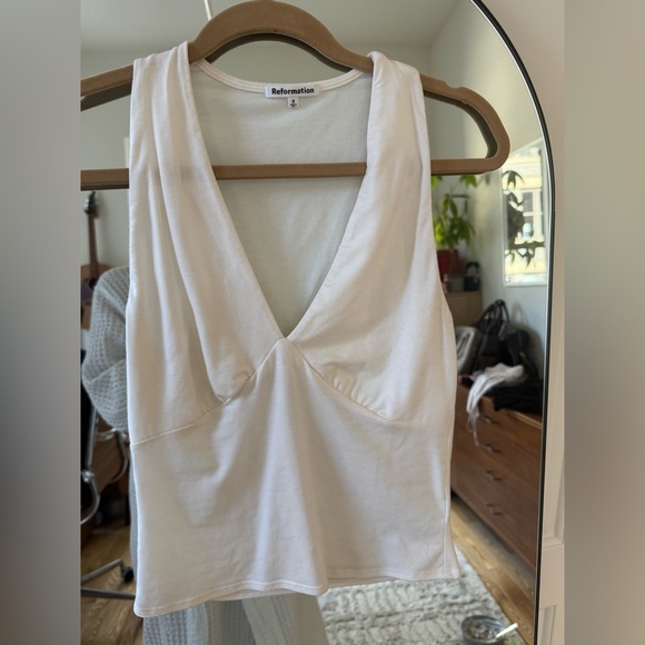Reformation classic white top, goes with everything - Picture 4 of 4